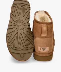 Botines UGGCLASSIC MINI II en cuero