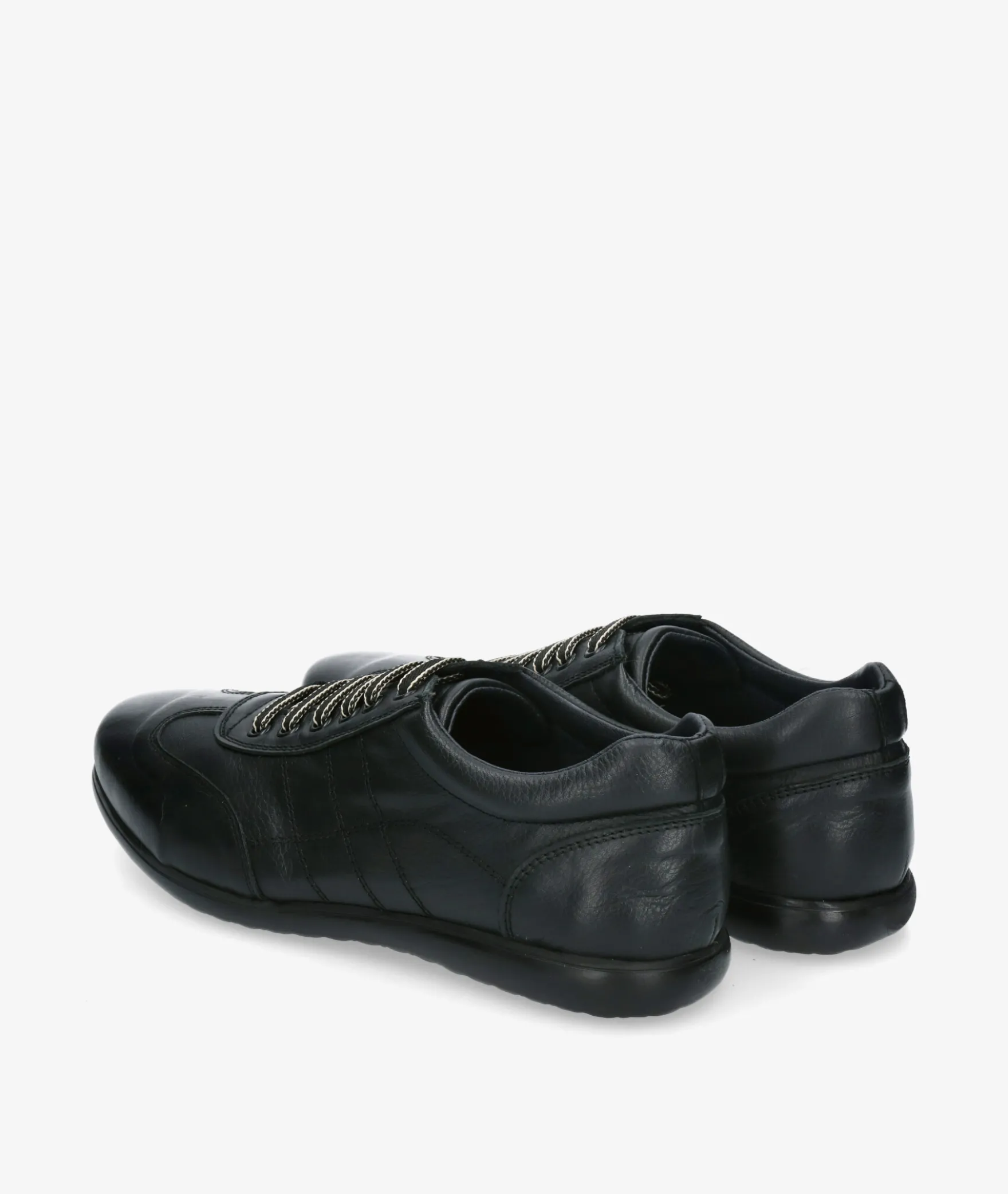 Deportivos Traveris24102 en negro