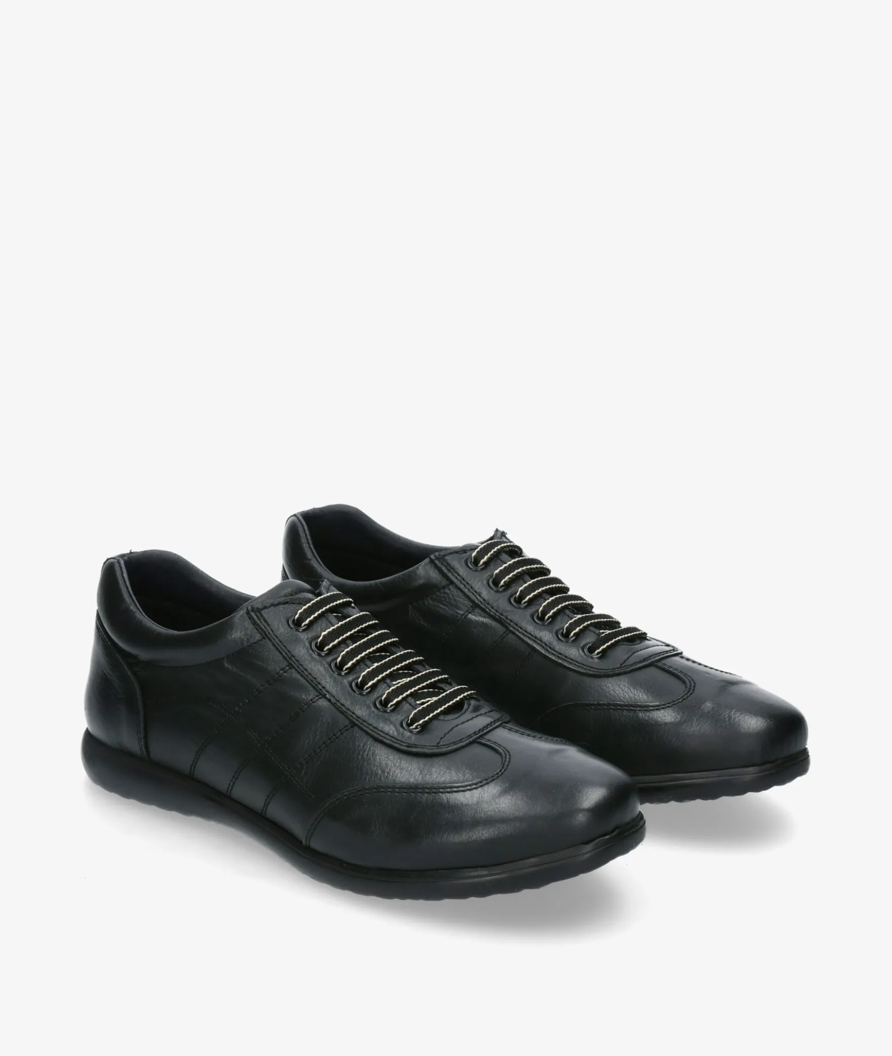 Deportivos Traveris24102 en negro